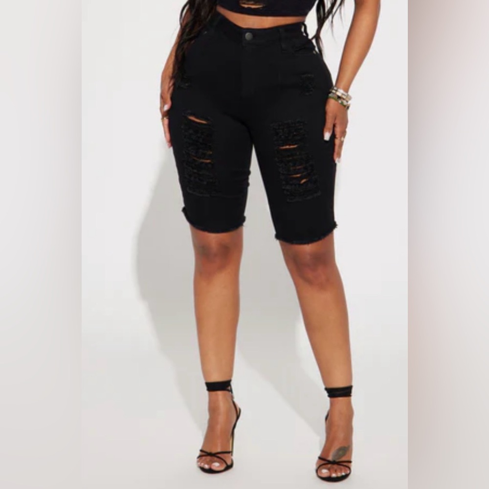 Good American Black Distressed Women Shorts. Size 6/28.